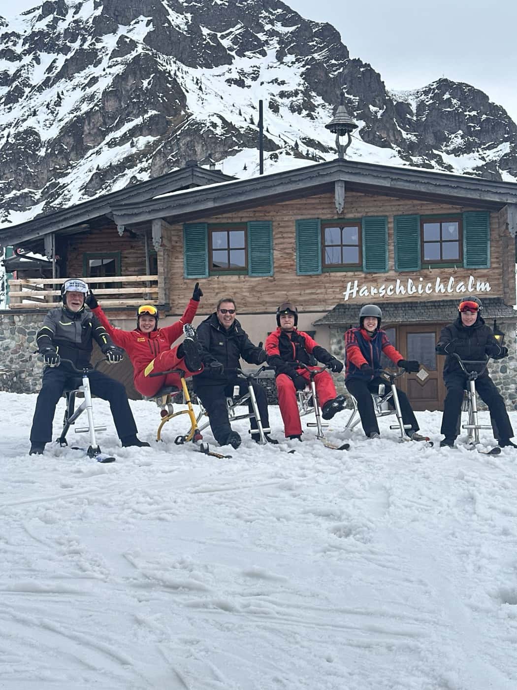 Eine Gruppe auf Snowbikes vor der Harschbichlalm oberhalb von St. Johann in Tirol